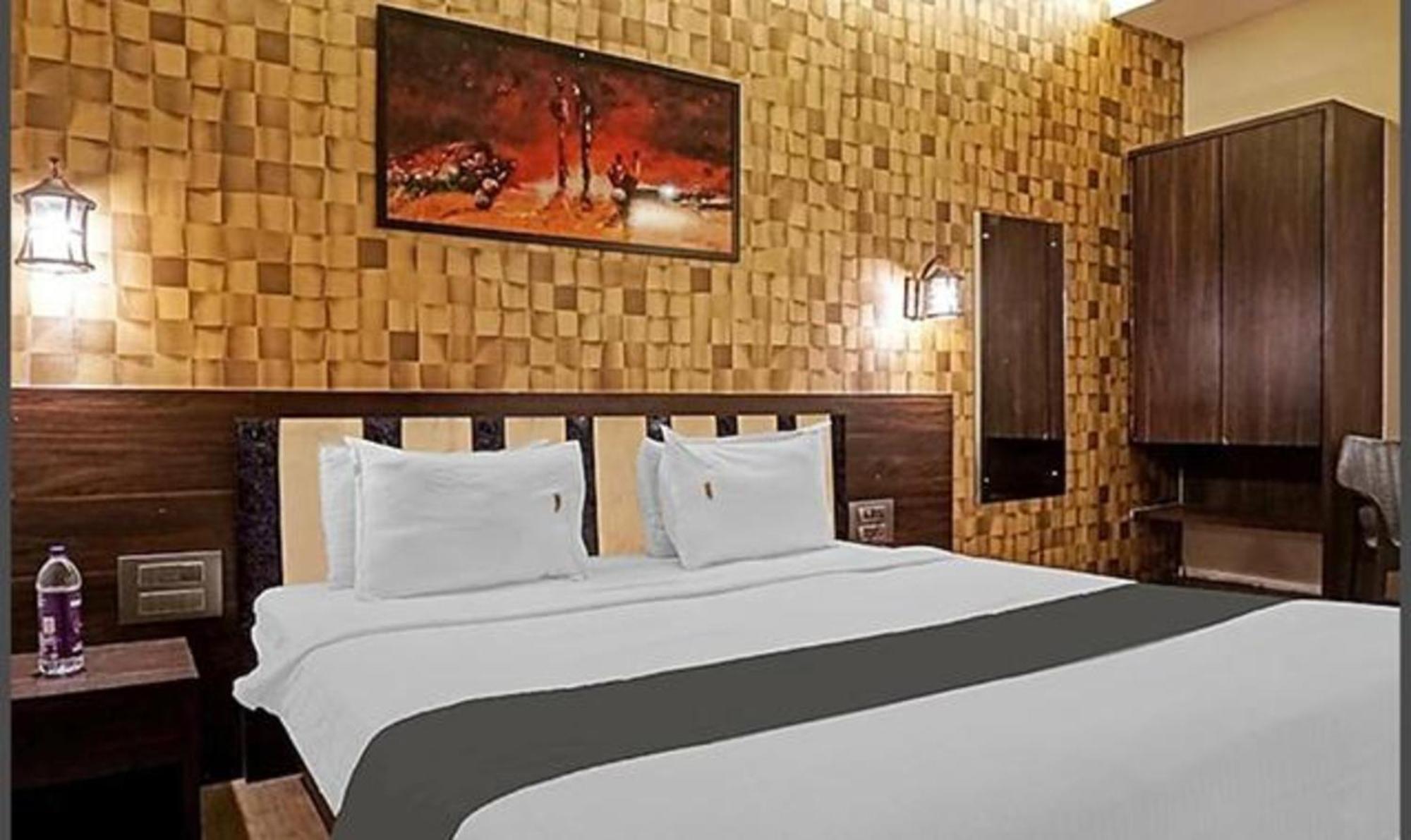Omkar Executive Hotel Yerandwane Bagian luar foto
