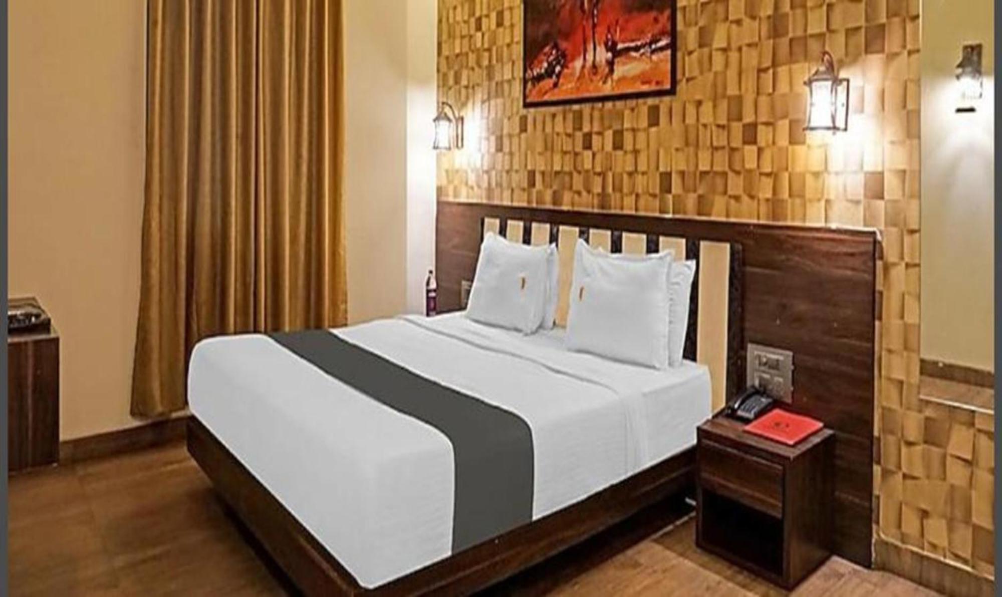 Omkar Executive Hotel Yerandwane Bagian luar foto