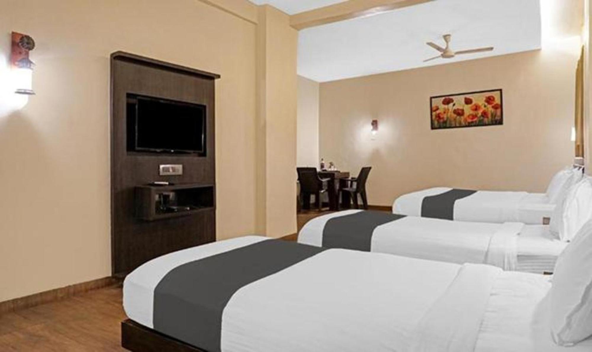 Omkar Executive Hotel Yerandwane Bagian luar foto