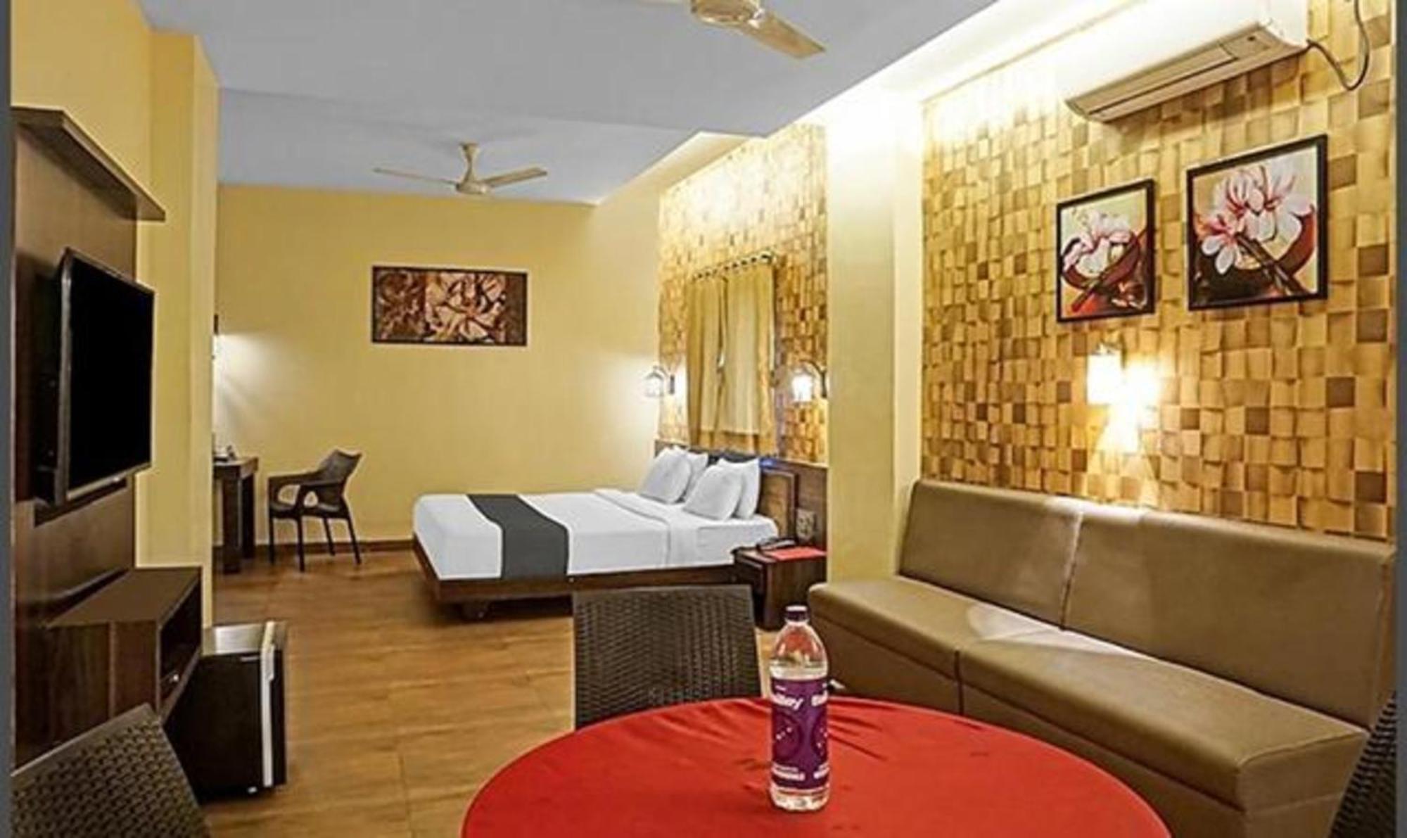 Omkar Executive Hotel Yerandwane Bagian luar foto