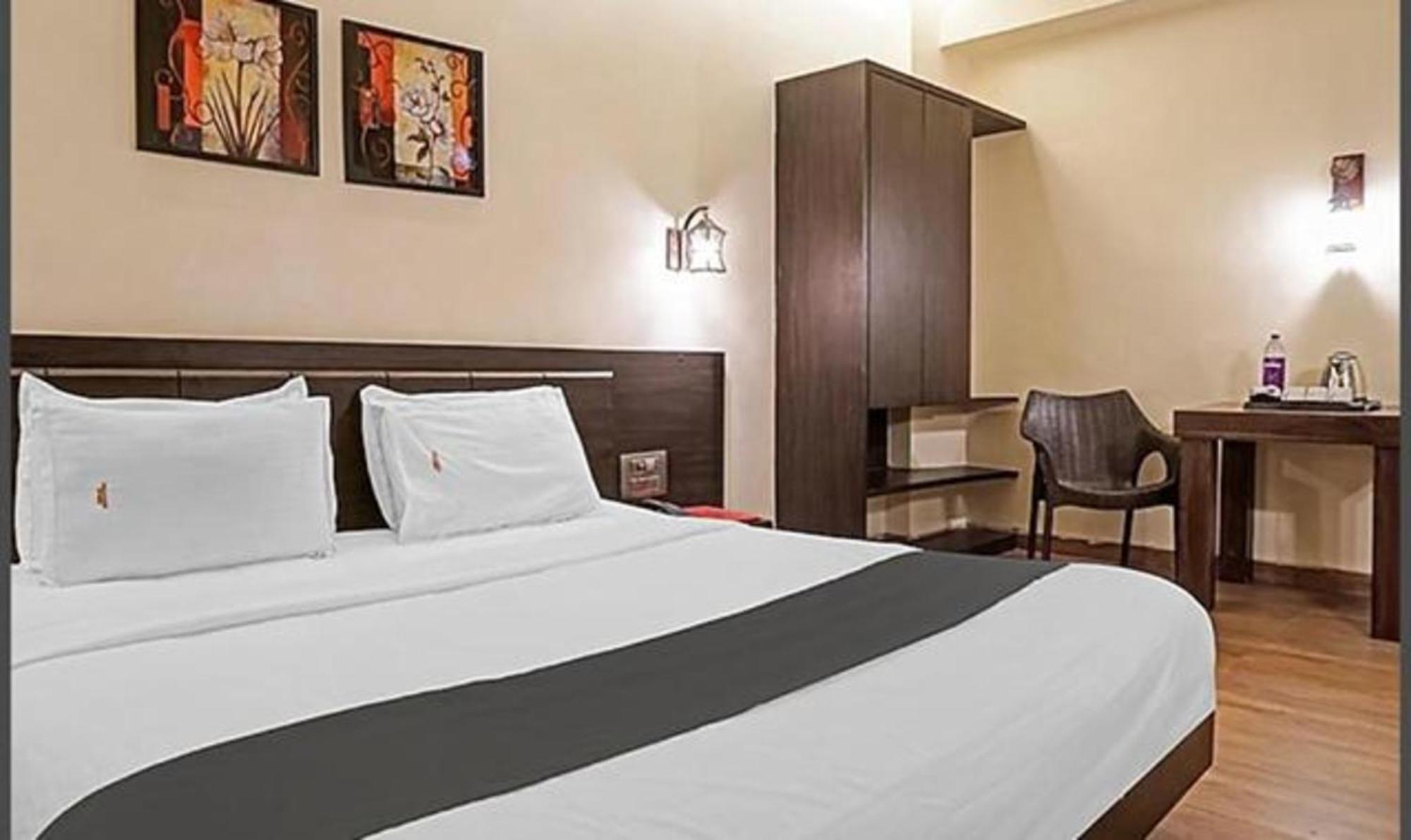 Omkar Executive Hotel Yerandwane Bagian luar foto