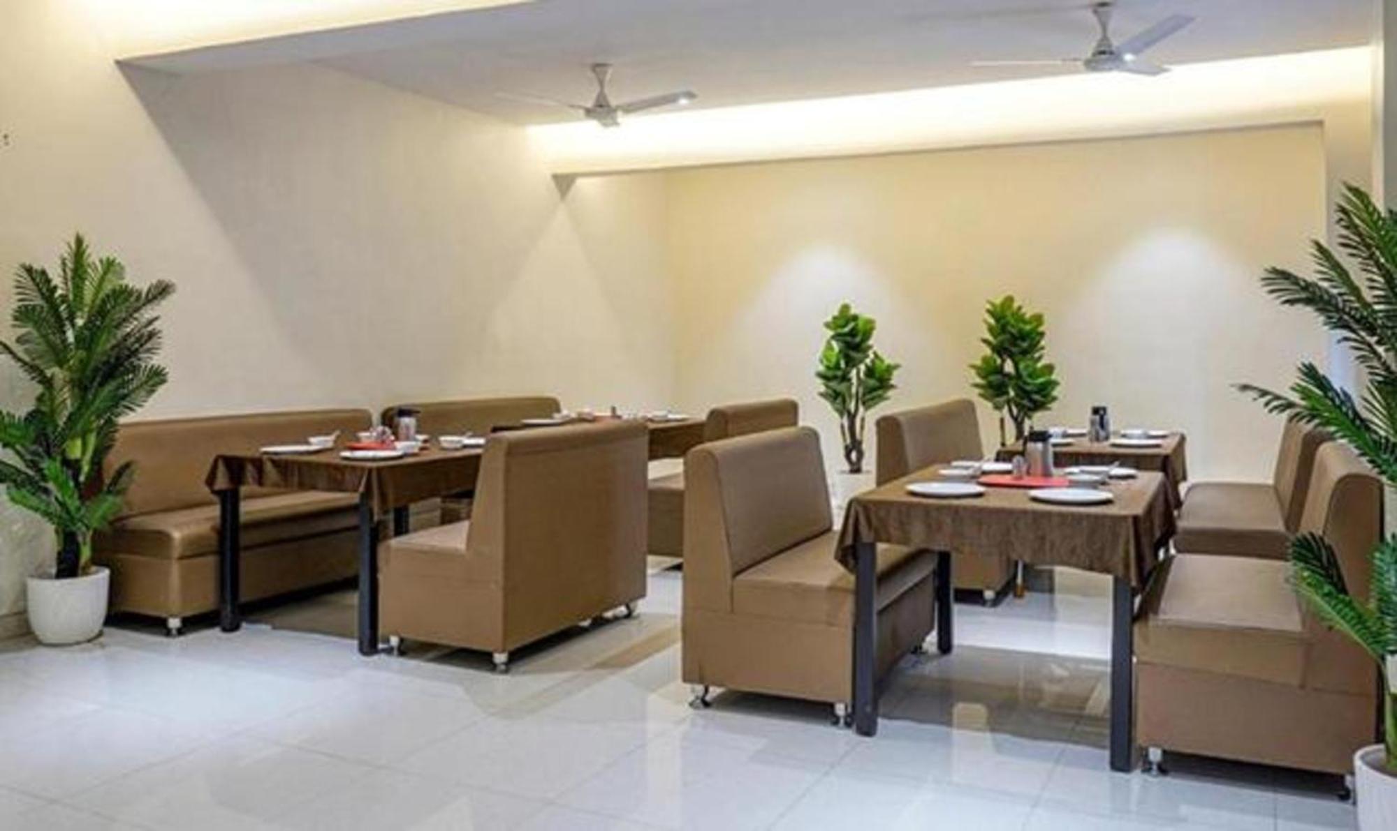 Omkar Executive Hotel Yerandwane Bagian luar foto