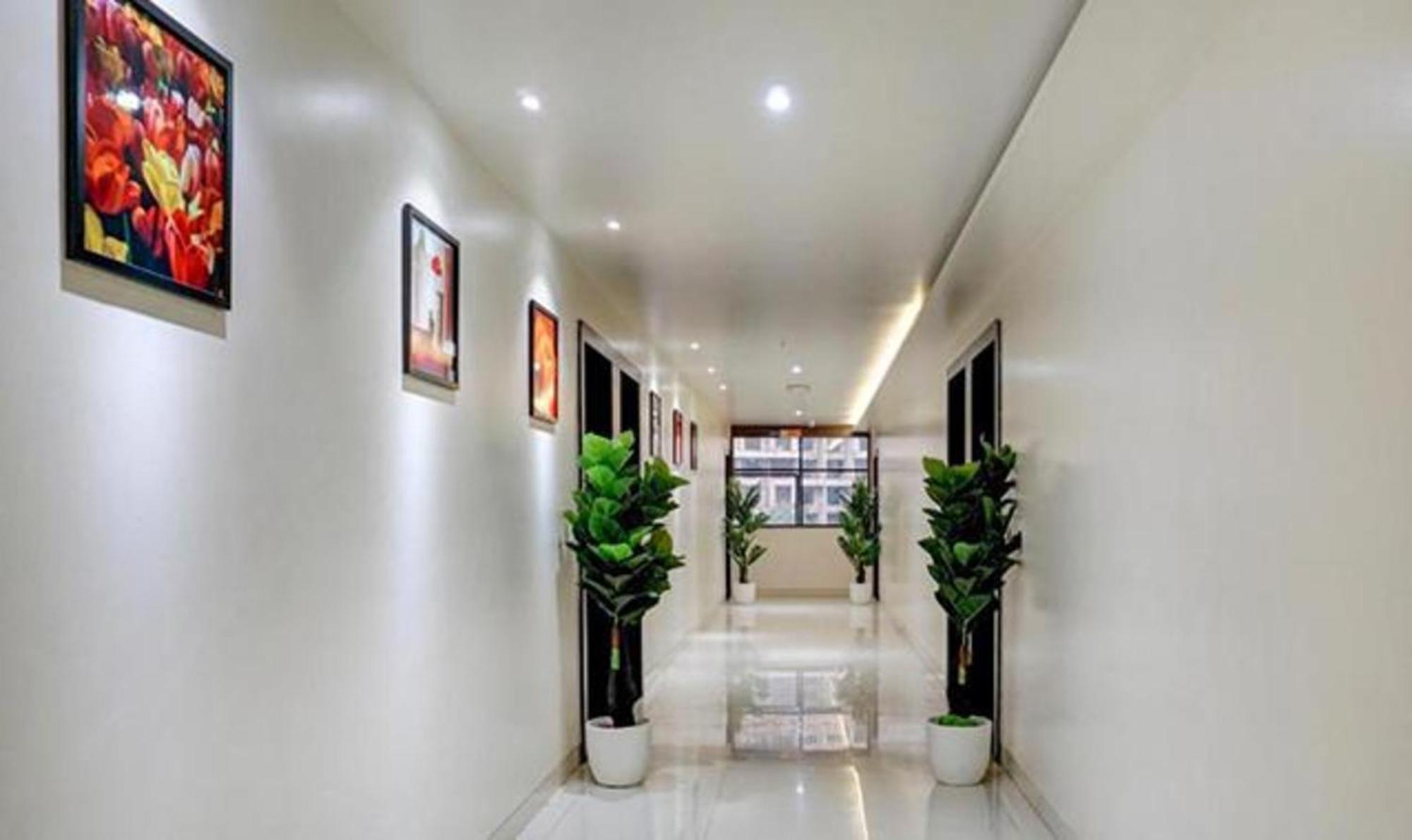 Omkar Executive Hotel Yerandwane Bagian luar foto