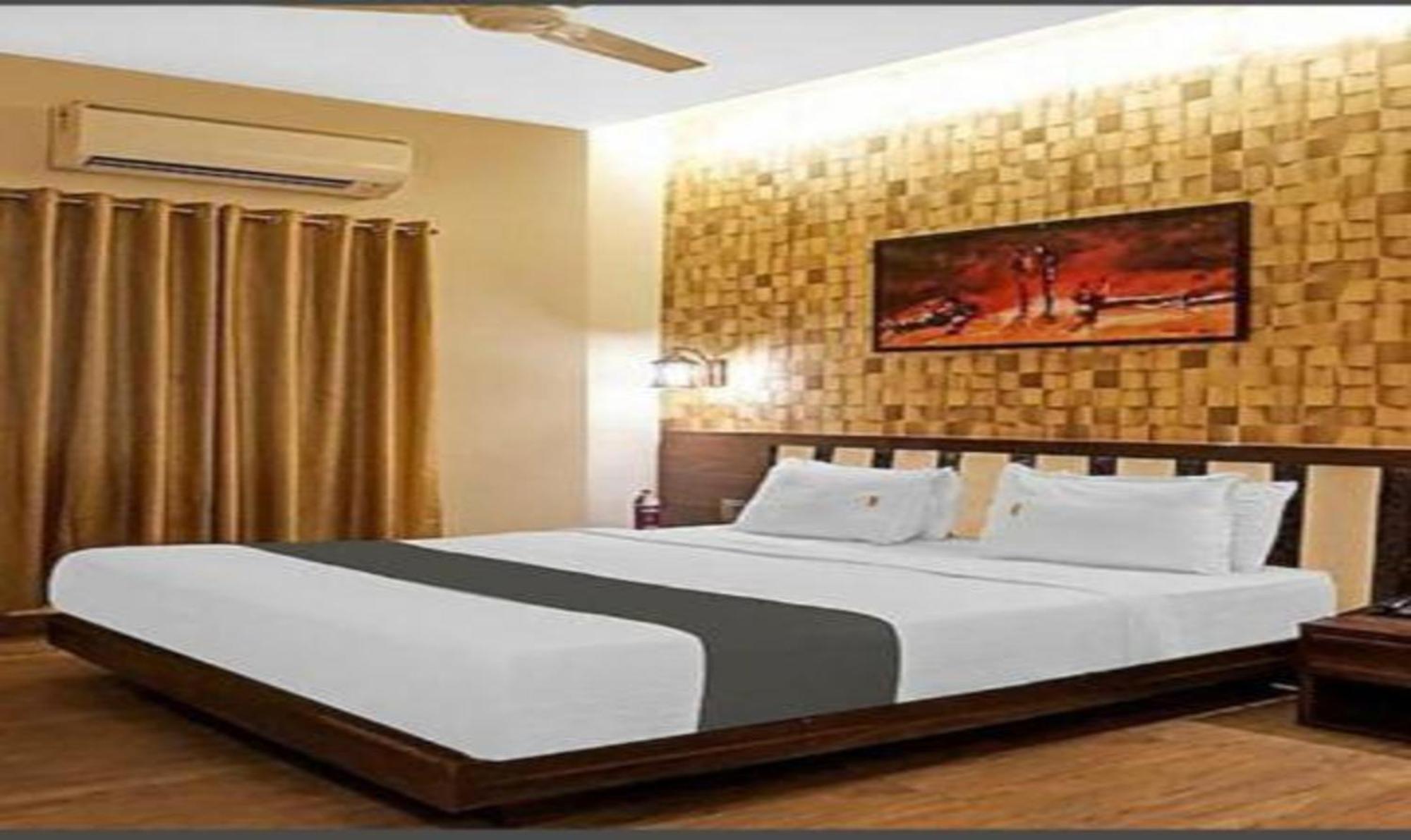 Omkar Executive Hotel Yerandwane Bagian luar foto