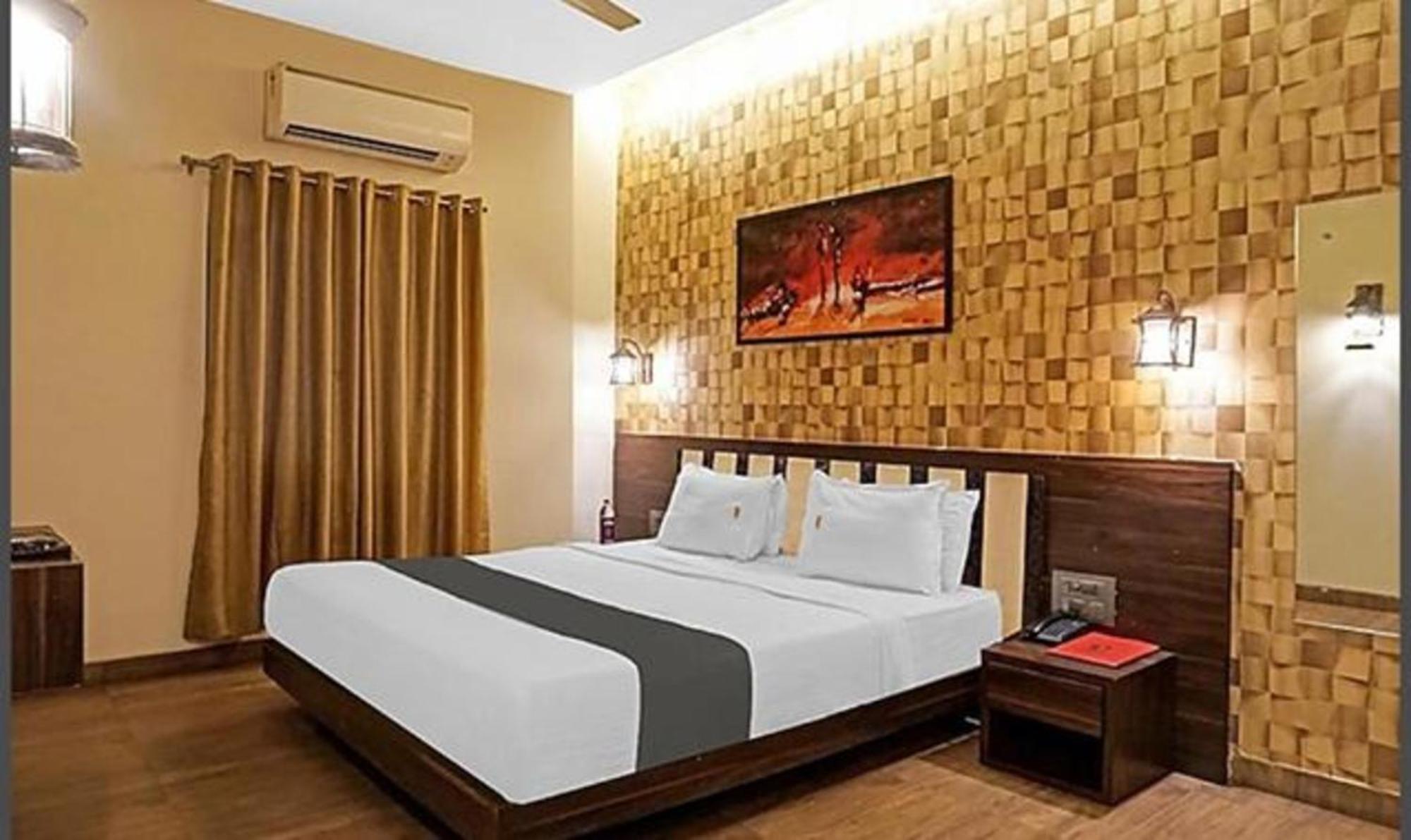 Omkar Executive Hotel Yerandwane Bagian luar foto