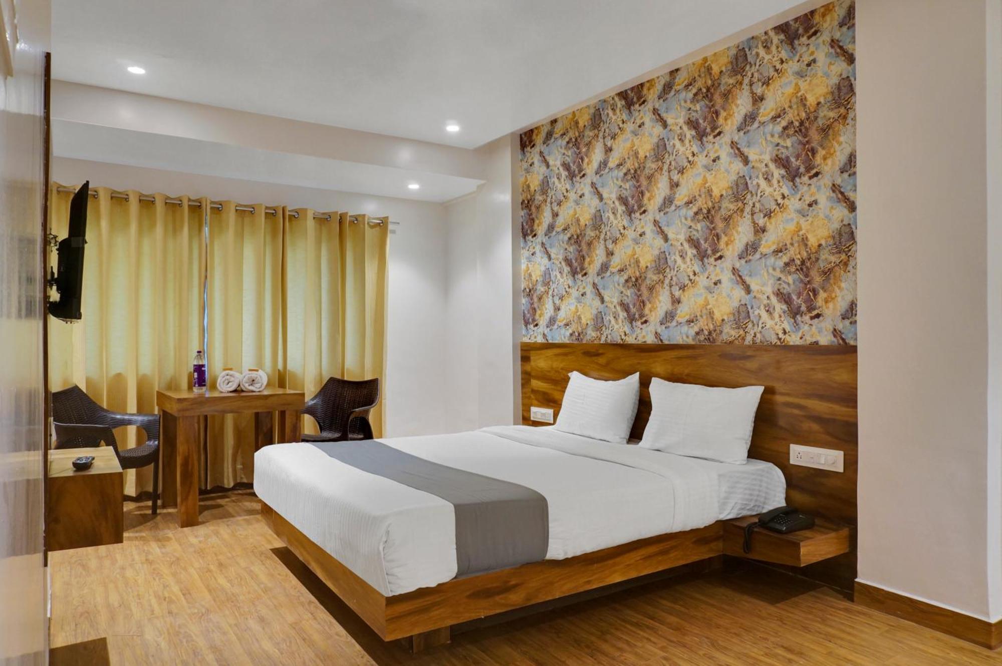 Omkar Executive Hotel Yerandwane Bagian luar foto